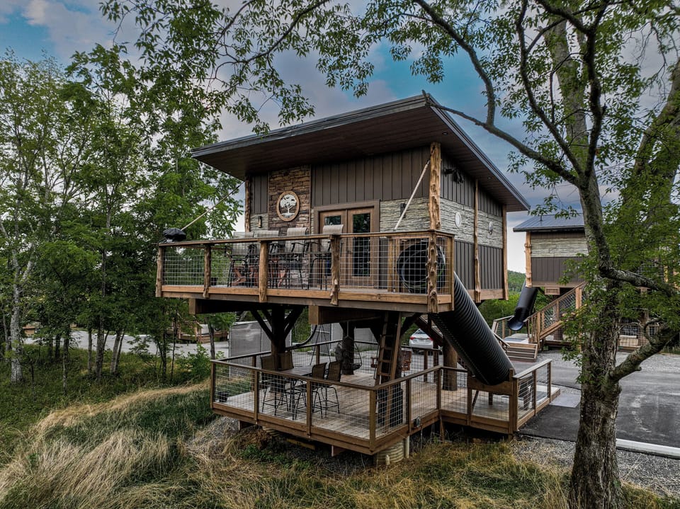 AMONG THE WILDFLOWERS TREEHOUSE - SLEEPS 6 - SANCTUARY TREEHOUSE RESORT IN THE SMOKY MOUNTAINS
