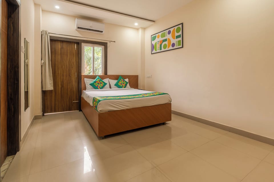 Standard Double or Twin Room, Balcony | In-room safe, desk, iron/ironing board, rollaway beds