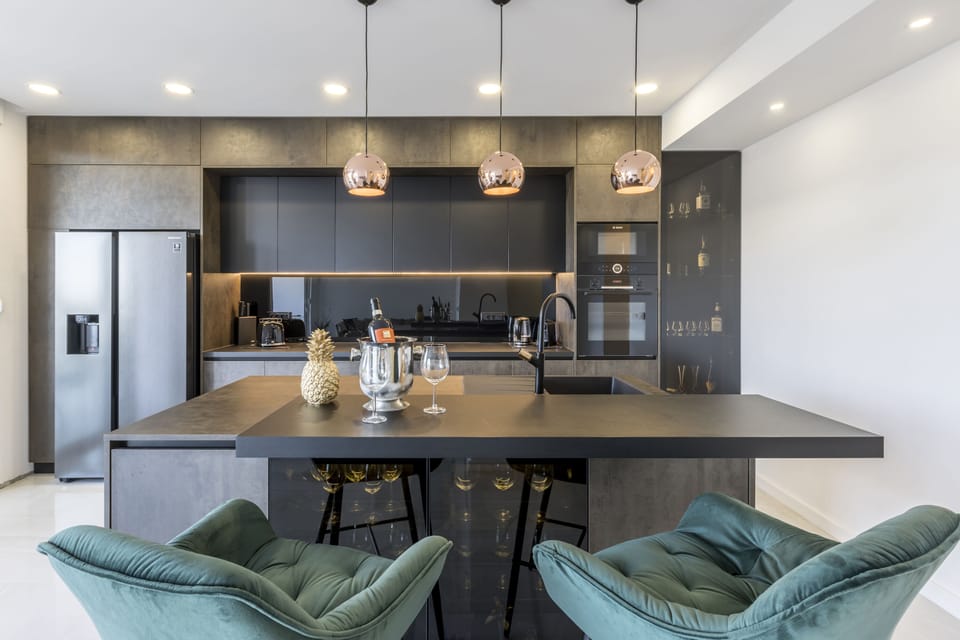 Deluxe Apartment | Private kitchen | Full-size fridge, microwave, oven, stovetop