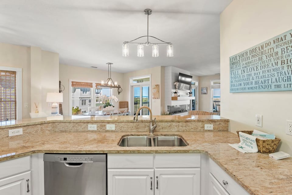 WR4O: A Pointe Of View | Kitchen