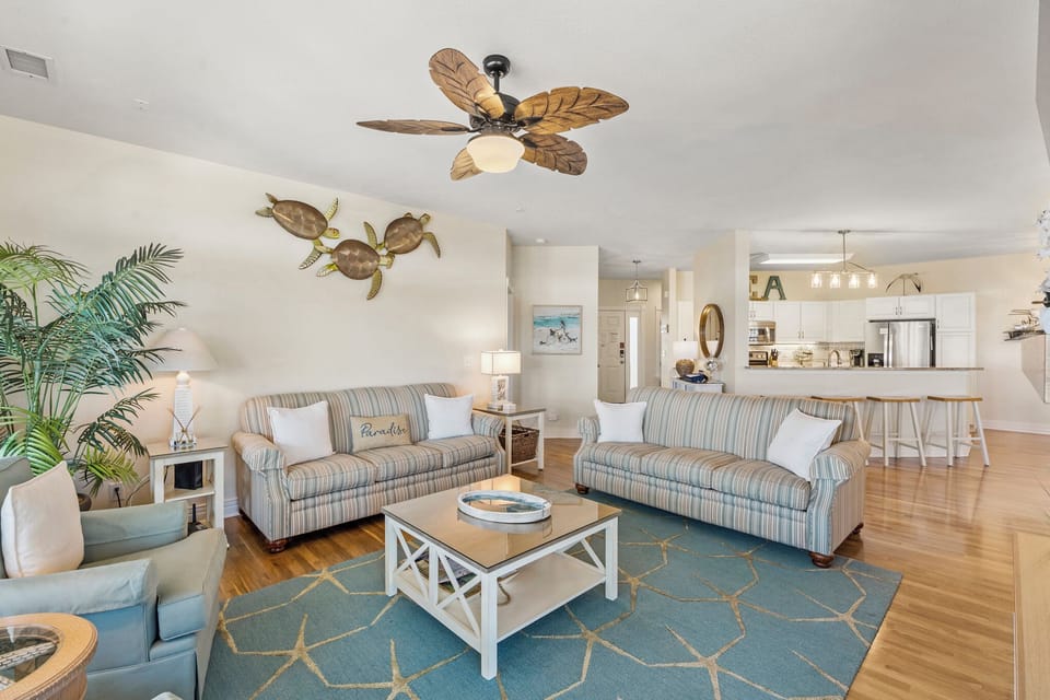 WR4O: A Pointe Of View | Living Area