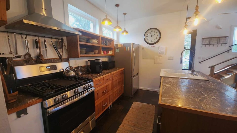 Kitchen (alternate view)