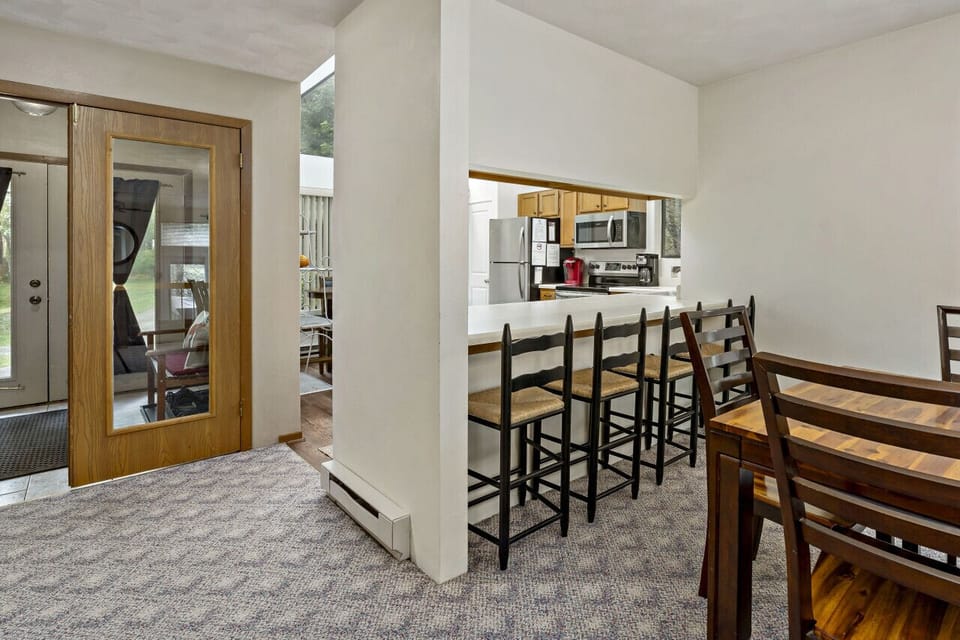 Plus 4 stools at the breakfast bar