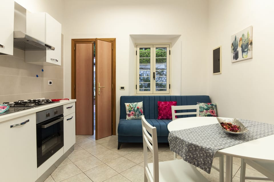 Basic Apartment | Living area