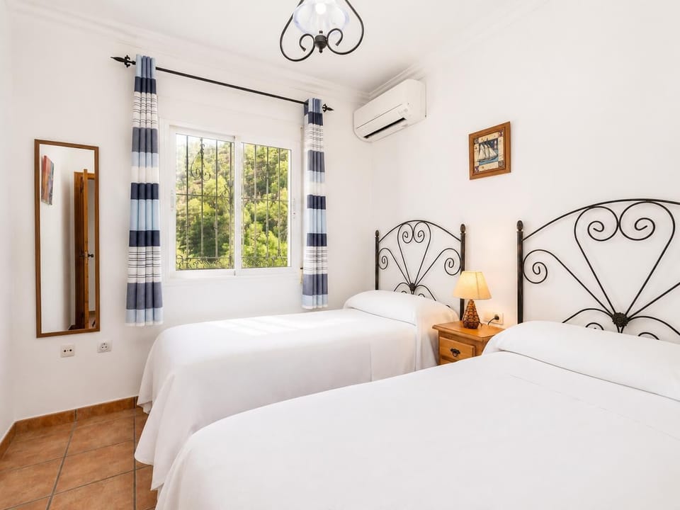 Twin bedroom with A/C