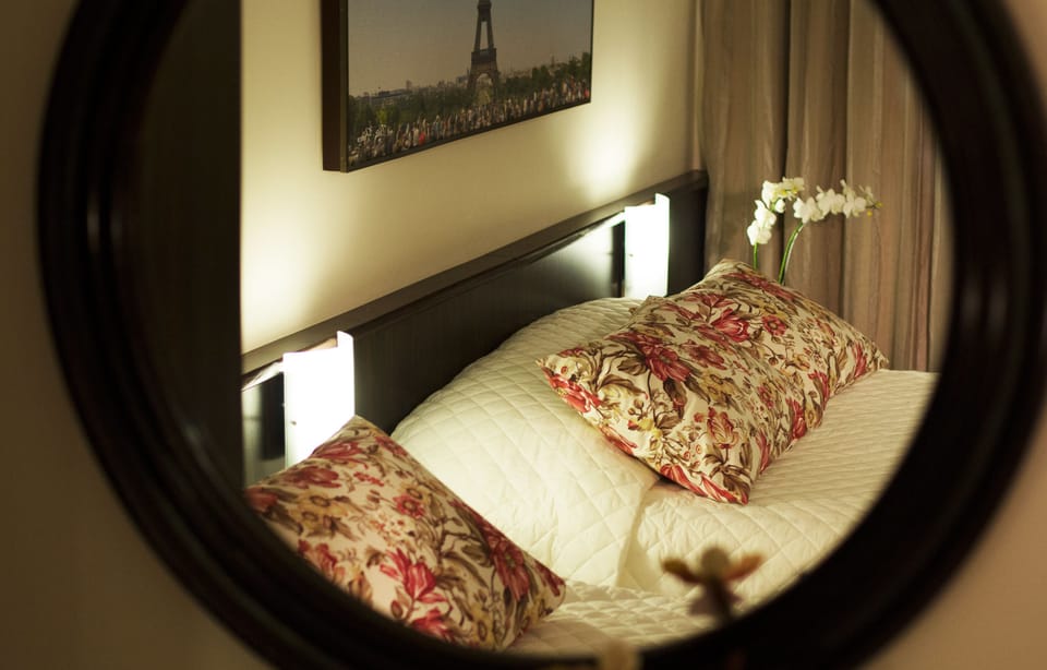 Deluxe Twin Room | Minibar, in-room safe, desk, laptop workspace