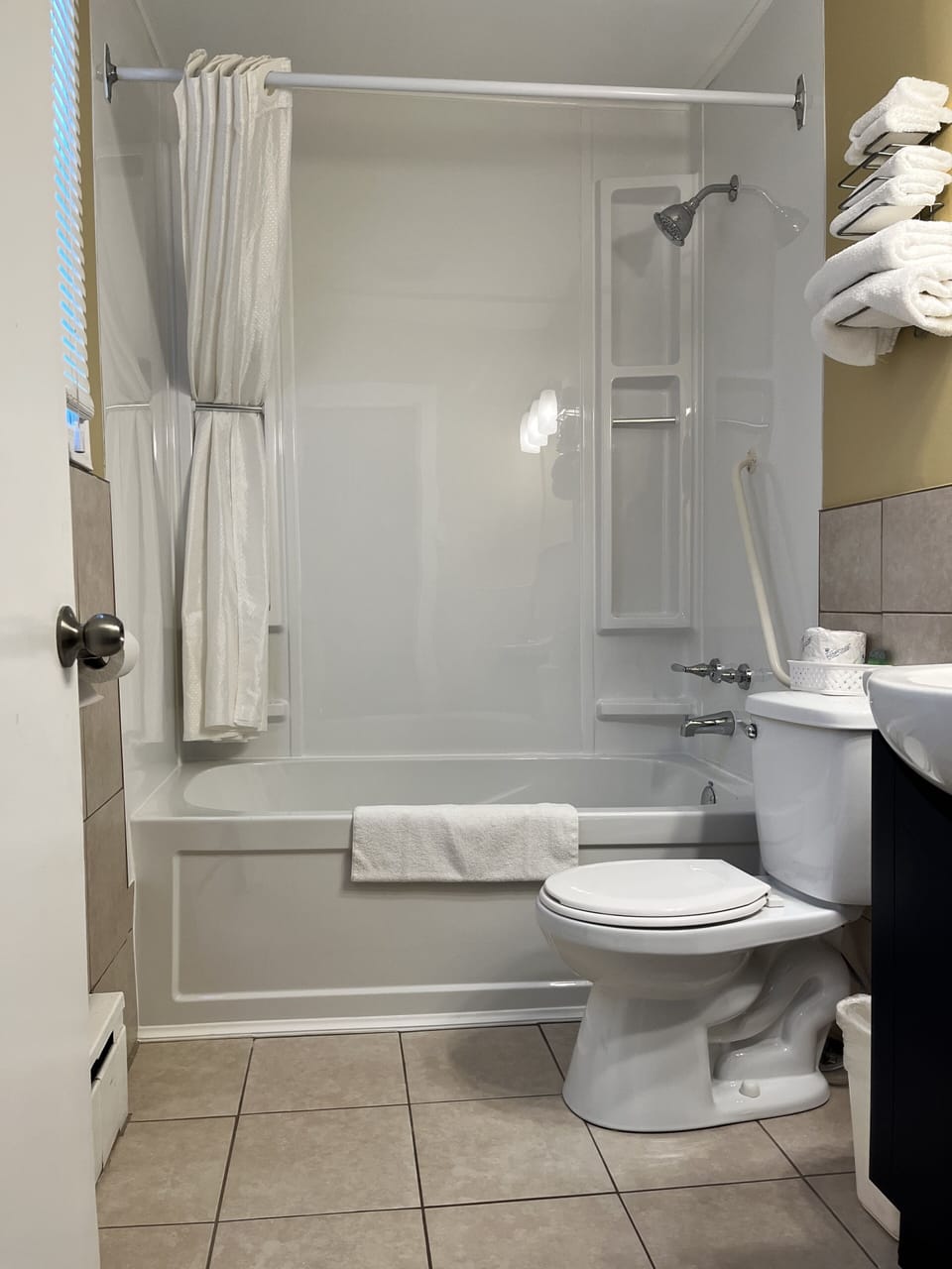 Shower, free toiletries, towels