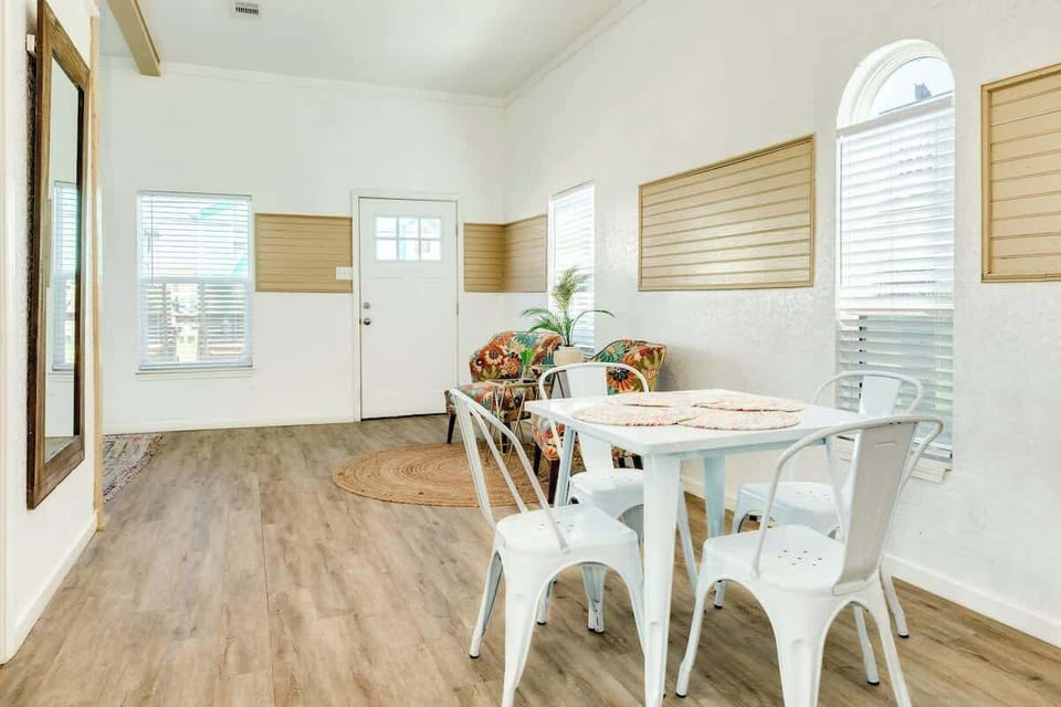 Quaint Dining Area