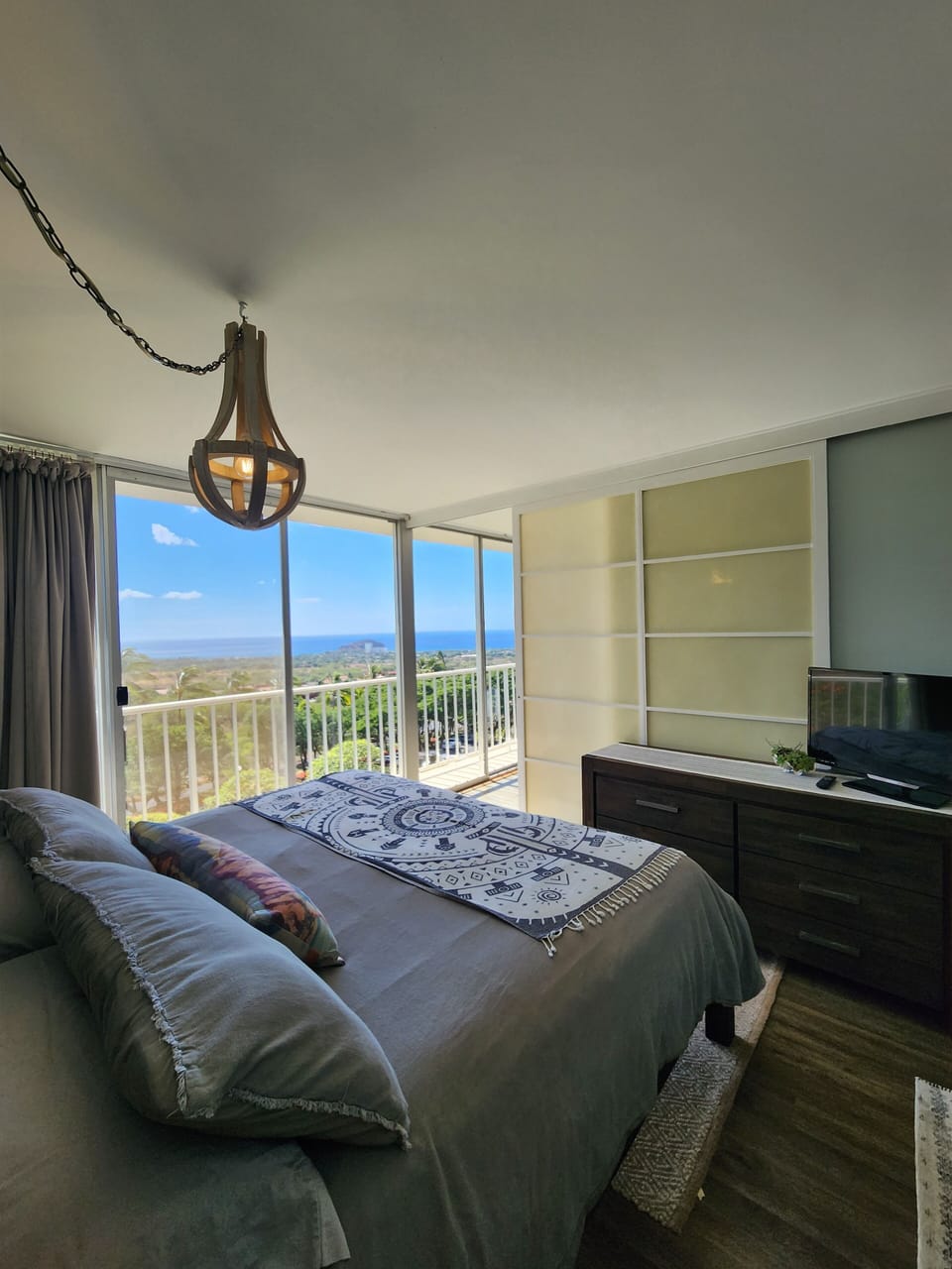Check out the deep blue Pacific Ocean from your bed