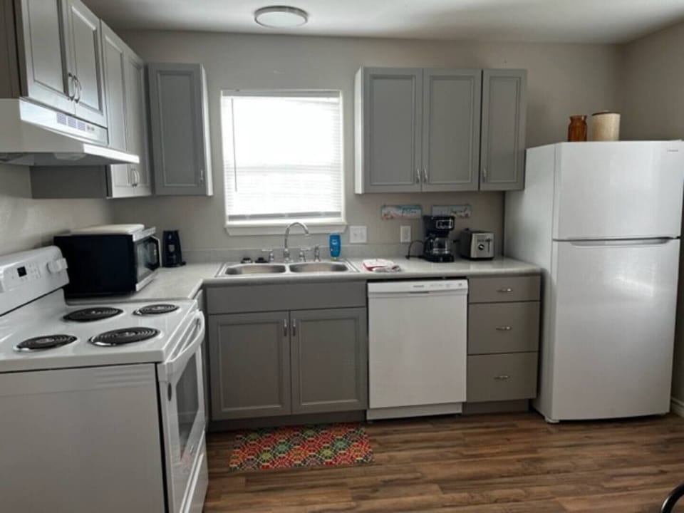 Full kitchen set up. Comes with coffee.