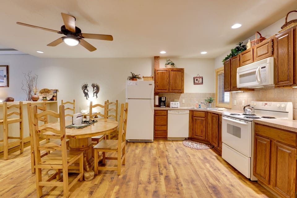 Kitchen | Free WiFi | Gas Fireplace | Flat-Screen TV