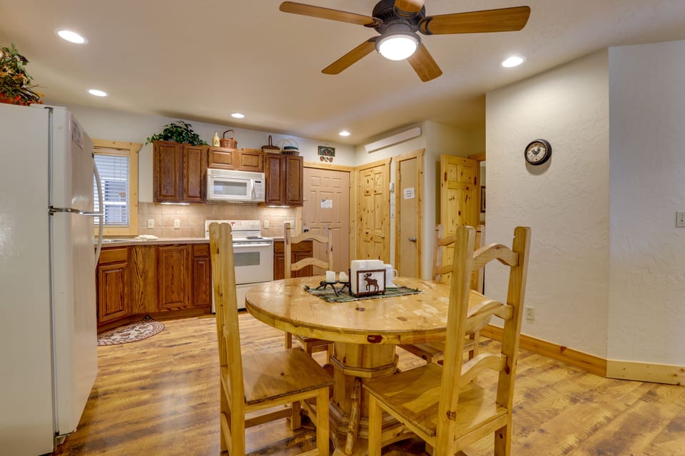 Dining Area | Dishware/Flatware Provided