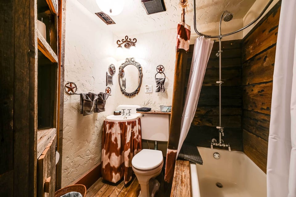Full Bathroom | Complimentary Toiletries
