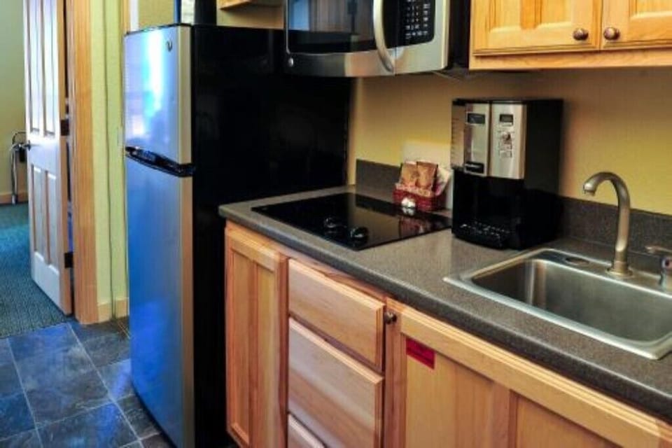 Meal prep is made simple in our well-appointed kitchenette 