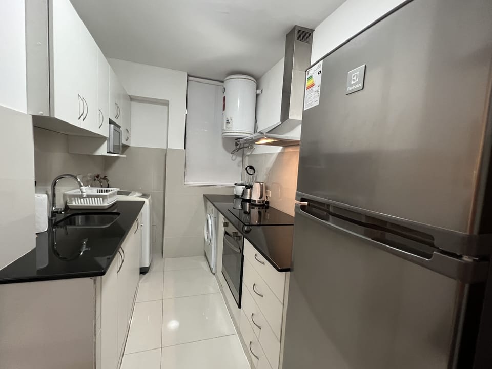 Business Apartment | Private kitchen | Full-size fridge, microwave, oven, stovetop