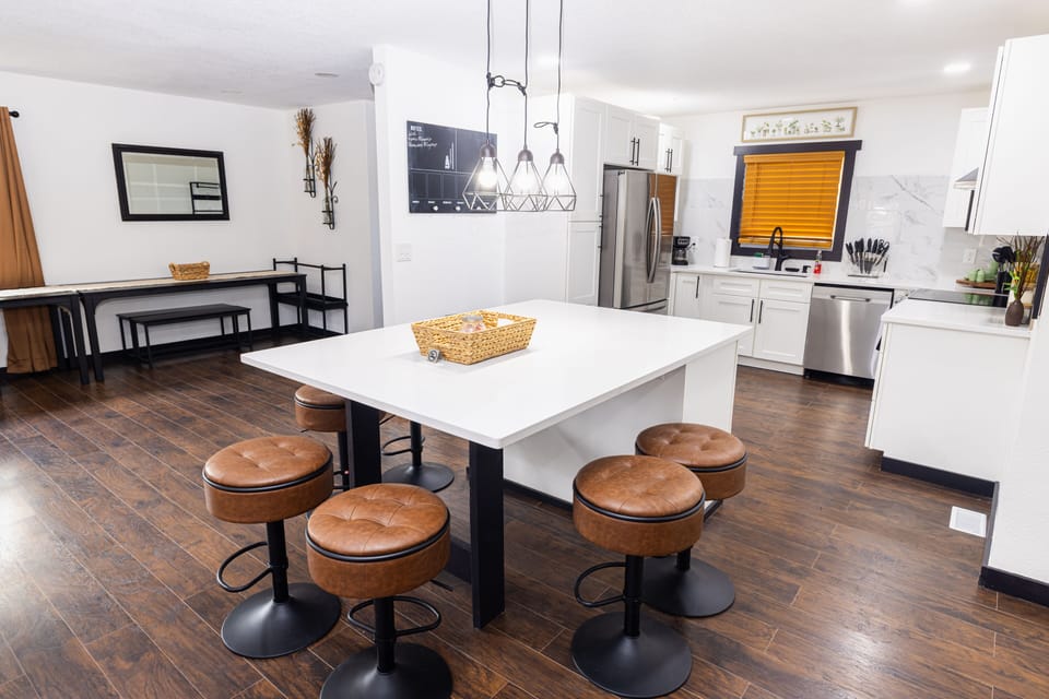 Kitchen island. Seats 6. 