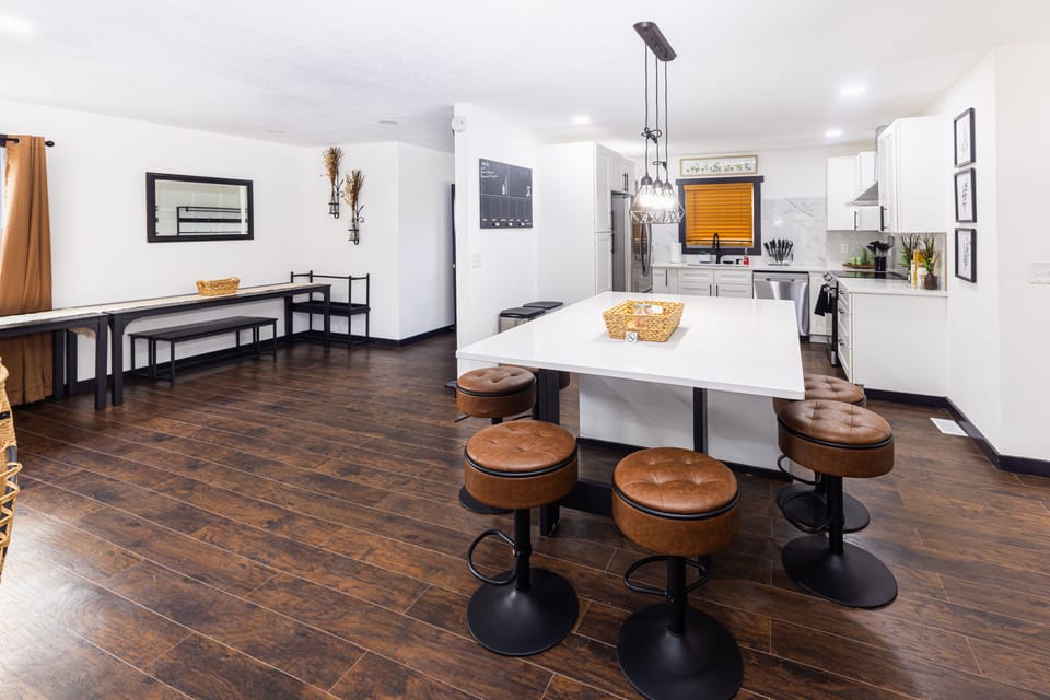 Kitchen island. Seats 6.
