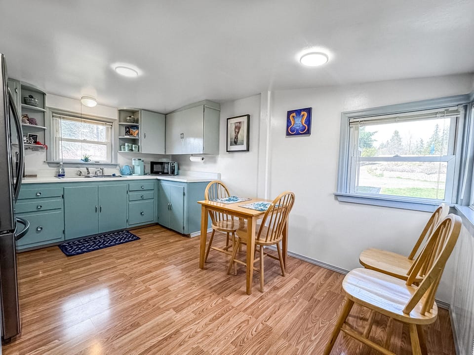 Eat-in kitchen