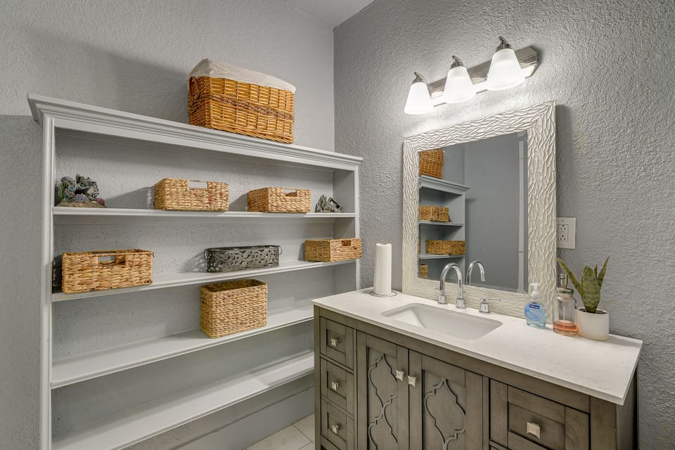 Full Bathroom | Towels Provided