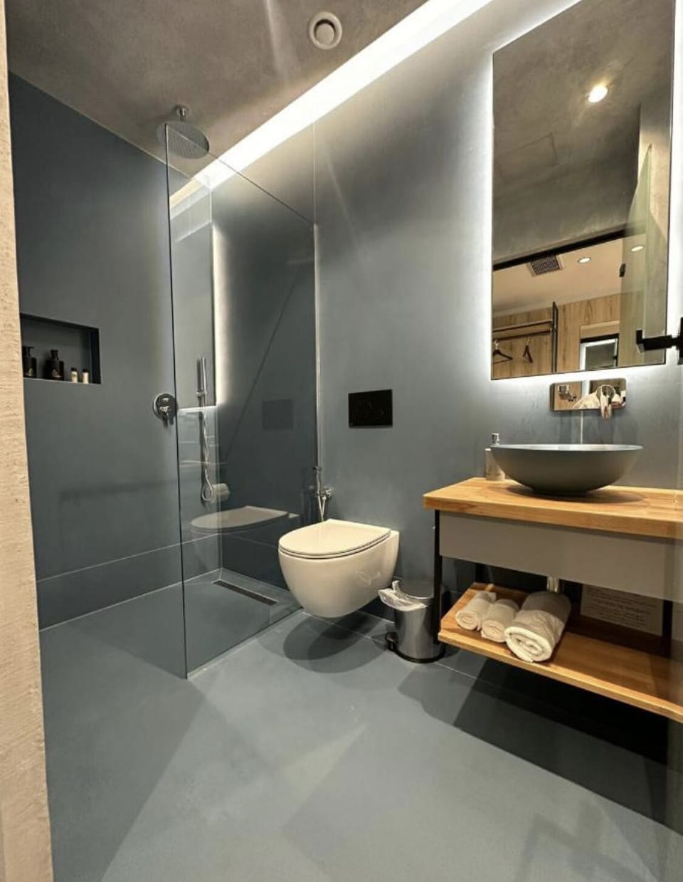 Deluxe Double Room with Balcony and Sea View | Bathroom | Shower, hair dryer, slippers, towels