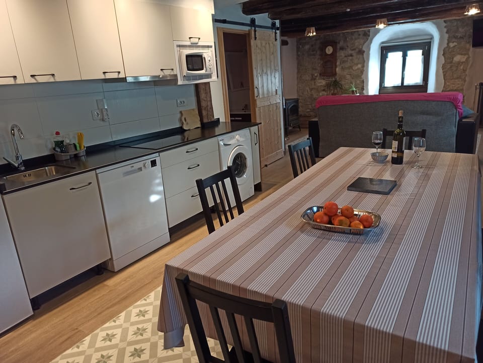 House, 2 Bedrooms | Private kitchen