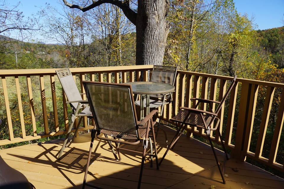 Views abound on the back deck. Mountains, golfers on the fairway and stars!