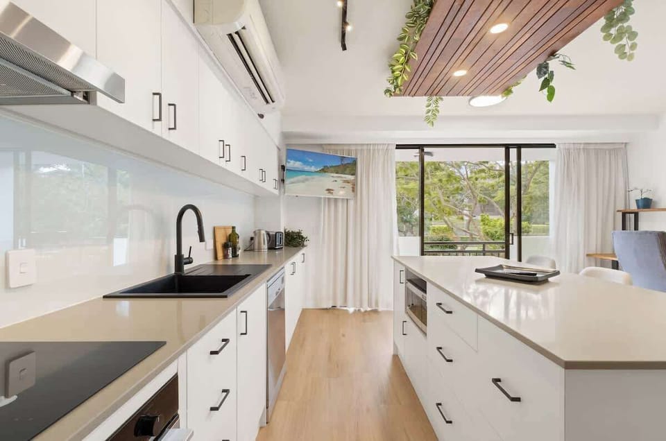 Modern Cooktop, Oven, Dishwasher, Microwave, Large Fridge Freezer...