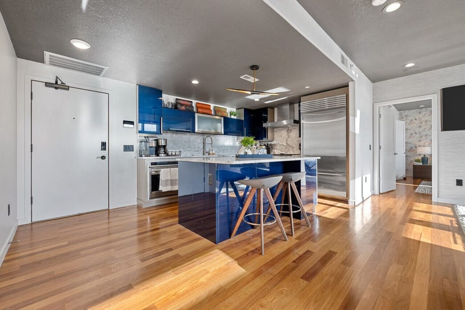 Kitchen & Breakfast Counter