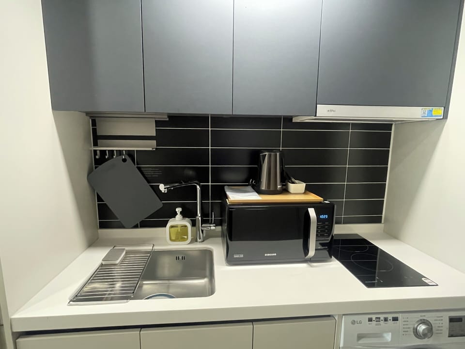 Deluxe Single Twin Room | Private kitchen | Full-size fridge, microwave, cookware/dishes/utensils, cleaning supplies