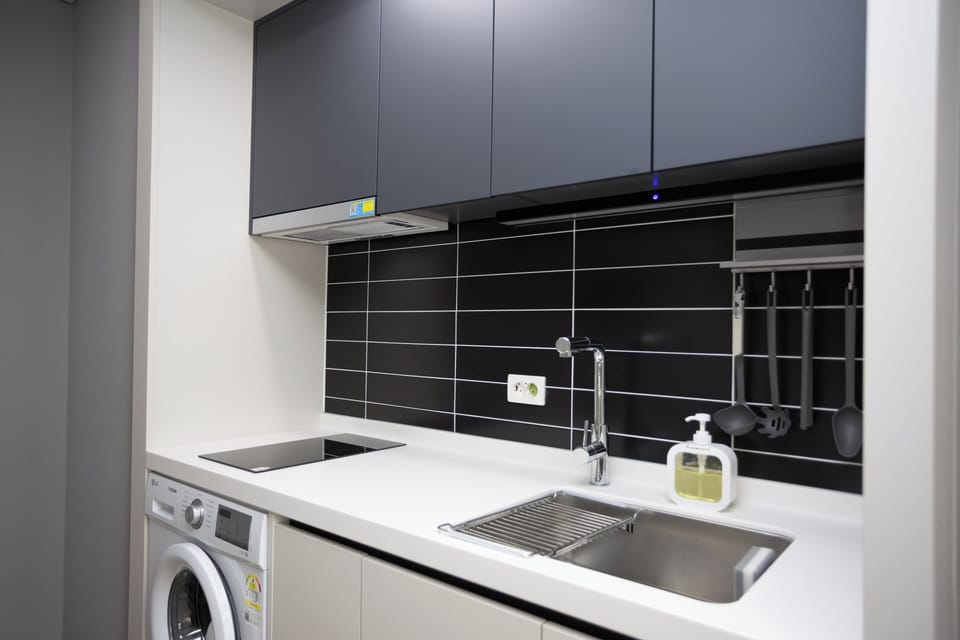 Suite | Private kitchen | Full-size fridge, microwave, cookware/dishes/utensils, cleaning supplies