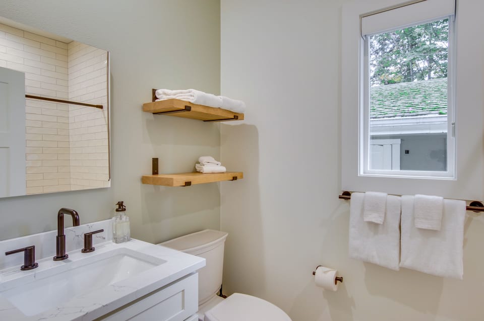 Full Bathroom | Complimentary Toiletries
