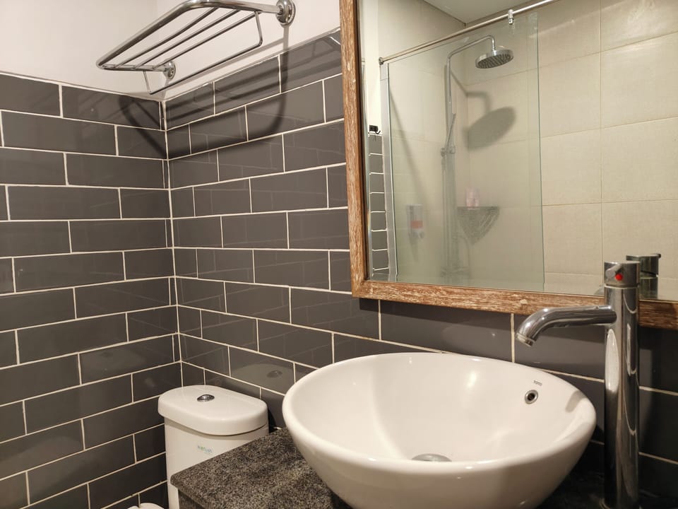 Deluxe Double Room | Bathroom | Shower, bidet, towels