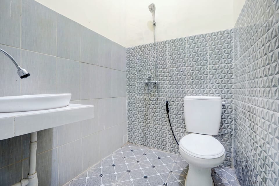 Standard Double Room | Bathroom | Shower, towels