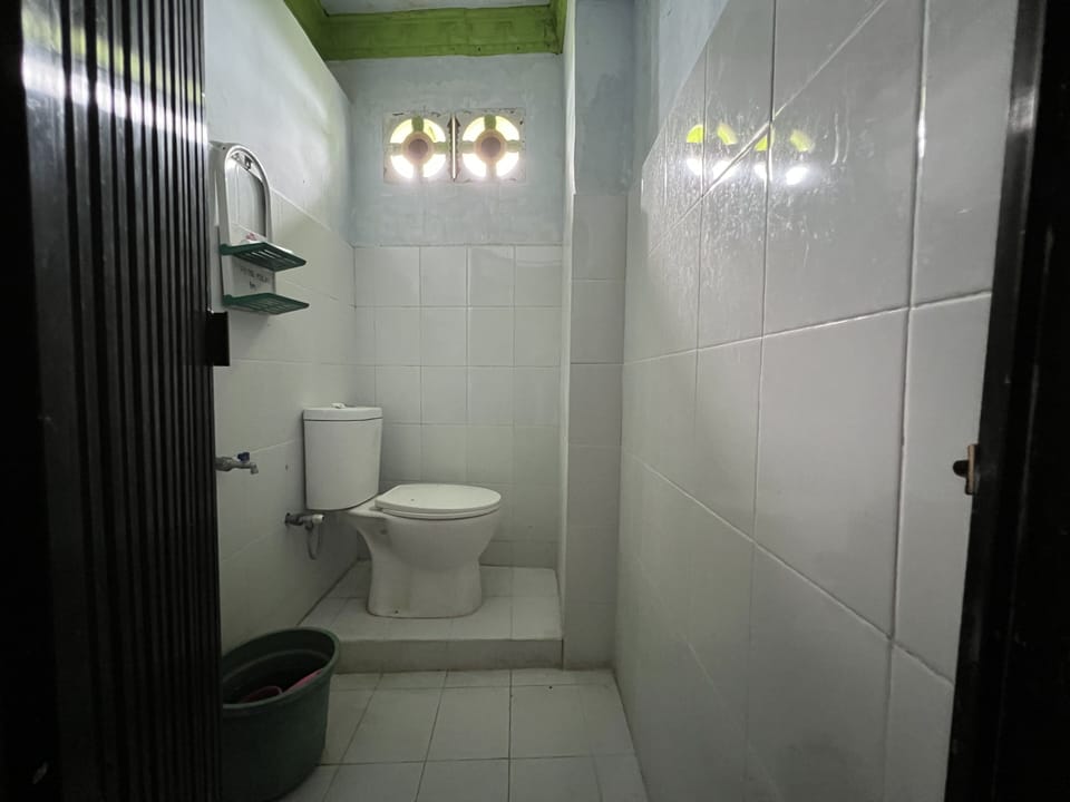 Standard Double Room | Bathroom | Shower, towels