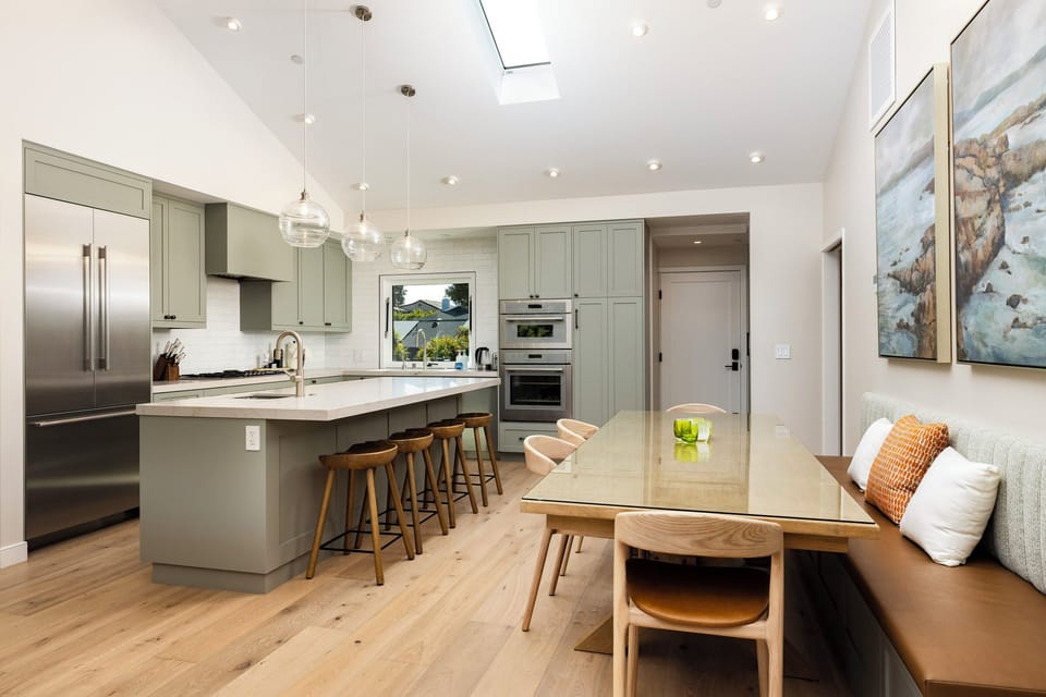 Enjoy cooking meals in this well equipped kitchen with exceptional finishes.