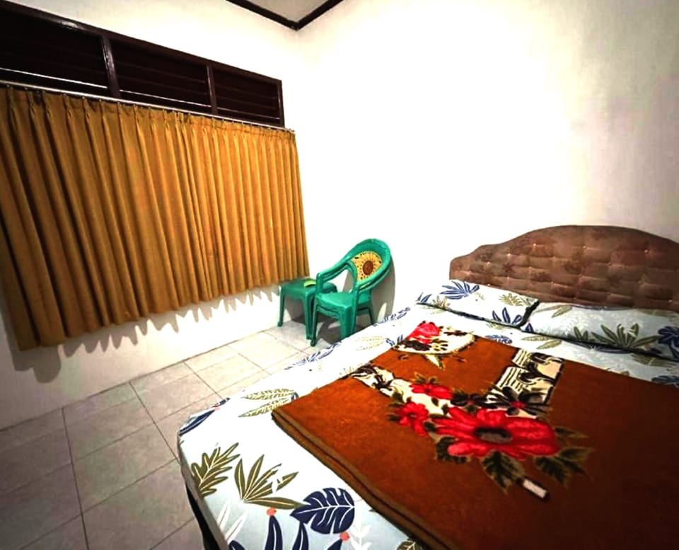 Standard Double Room | Laptop workspace, bed sheets