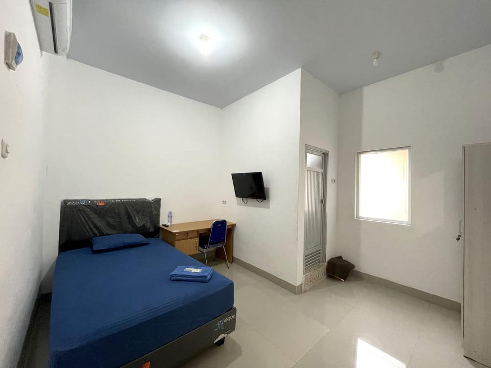Standard Double Room | Laptop workspace, WiFi (free), bed sheets