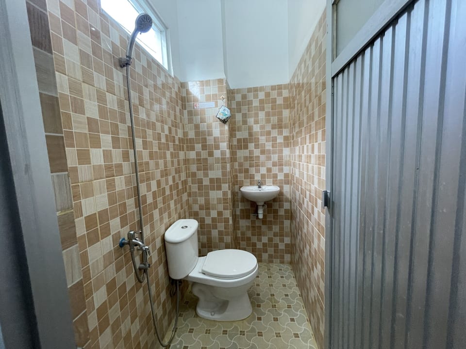 Standard Double Room | Bathroom | Shower, towels
