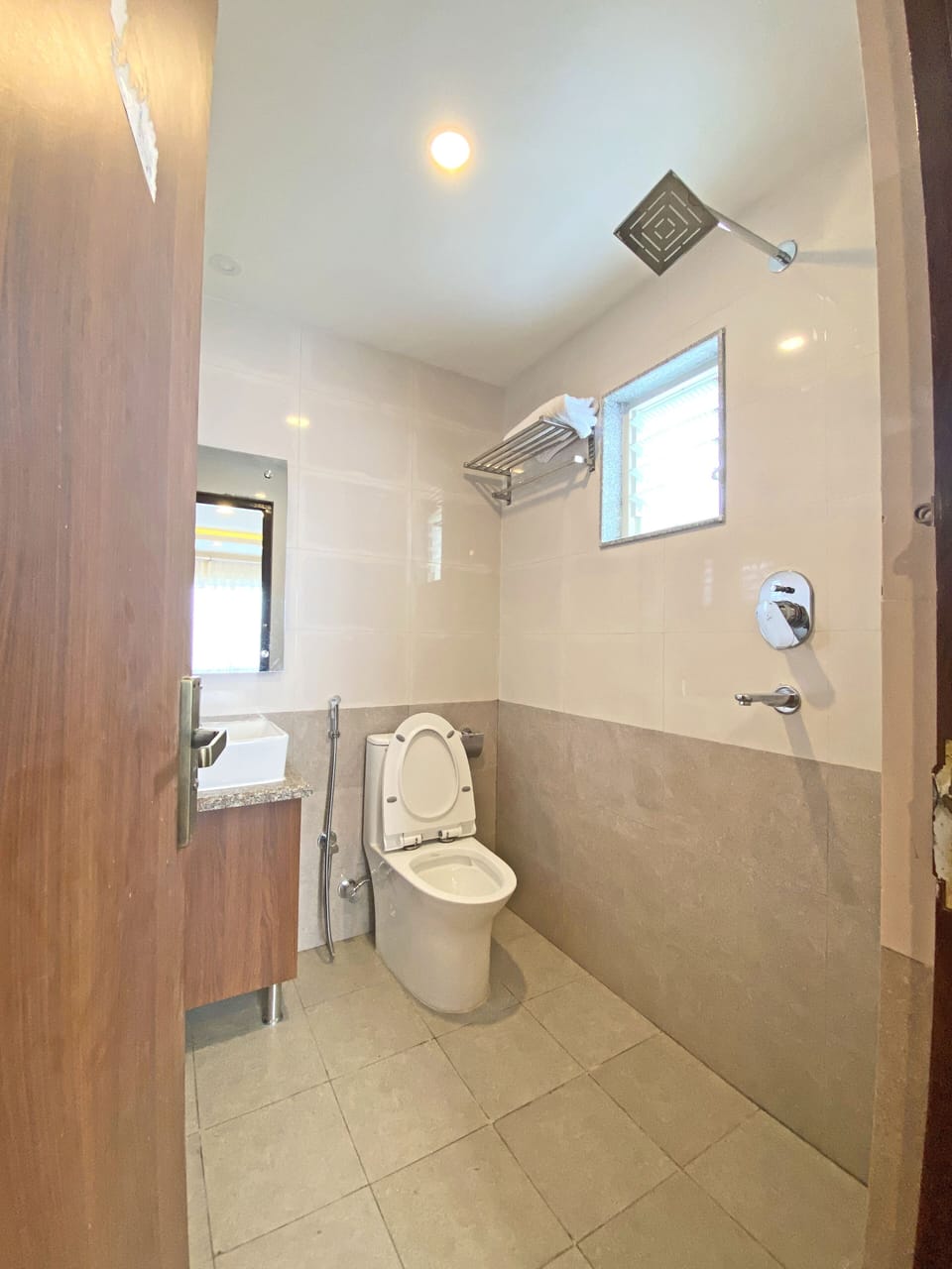 Shower, hydromassage showerhead, free toiletries, hair dryer