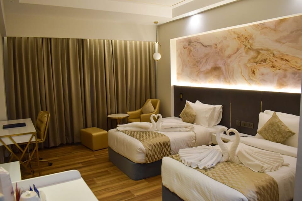 Executive Twin Room | Hypo-allergenic bedding, desk, laptop workspace, blackout drapes