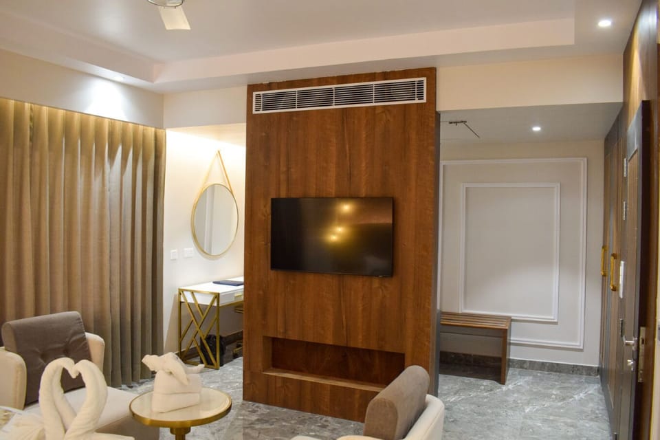 Suite | Hypo-allergenic bedding, desk, laptop workspace, blackout drapes