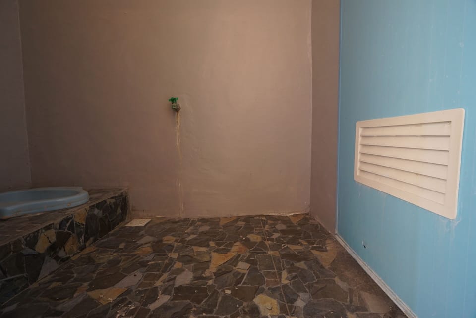 Basic Double Room | Bathroom | Shower, towels