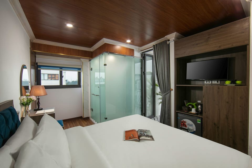 Deluxe Room, 1 King Bed, Balcony, City View | Minibar, in-room safe, desk, laptop workspace