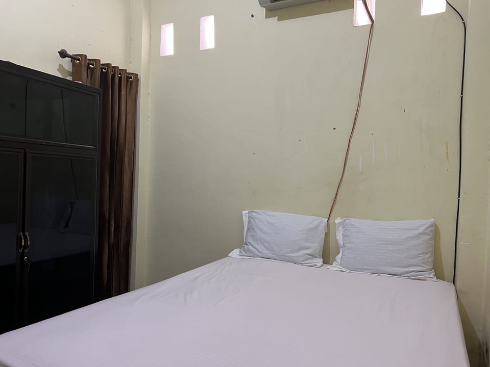Standard Double Room | Laptop workspace, WiFi (free), bed sheets