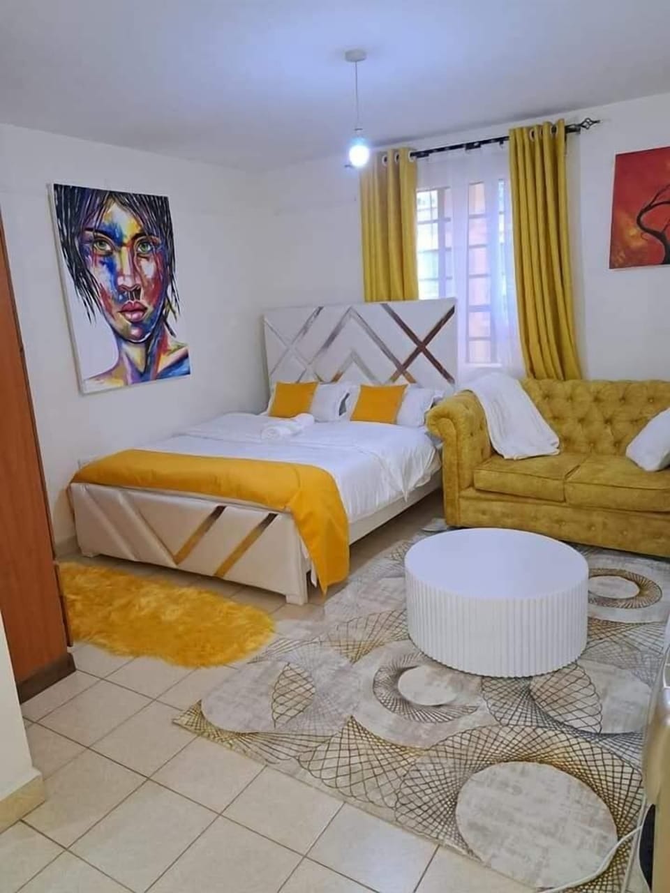 Elite Studio | Living area | 24-inch Smart TV with digital channels