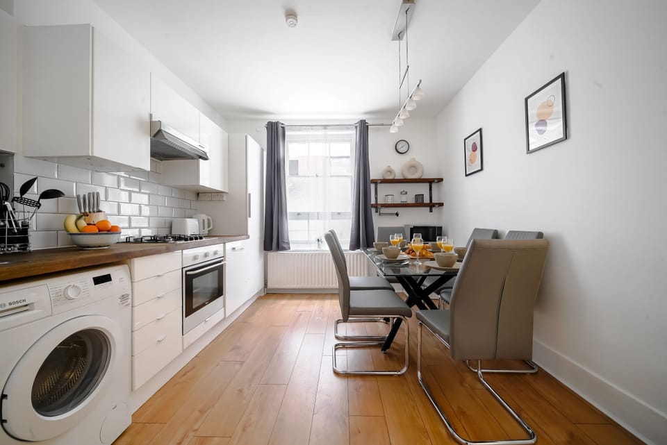 City Apartment | Private kitchen | Full-size fridge, microwave, oven, stovetop
