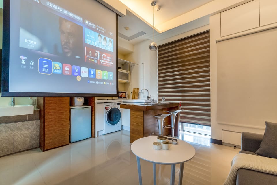 Living Area: 
• Projector & Screen
• Cinema Experience 
• Open Space w/ Kitchen