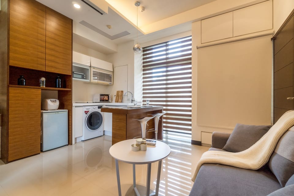 Living Area: 
• Projector & Screen
• Cinema Experience 
• Open Space w/ Kitchen