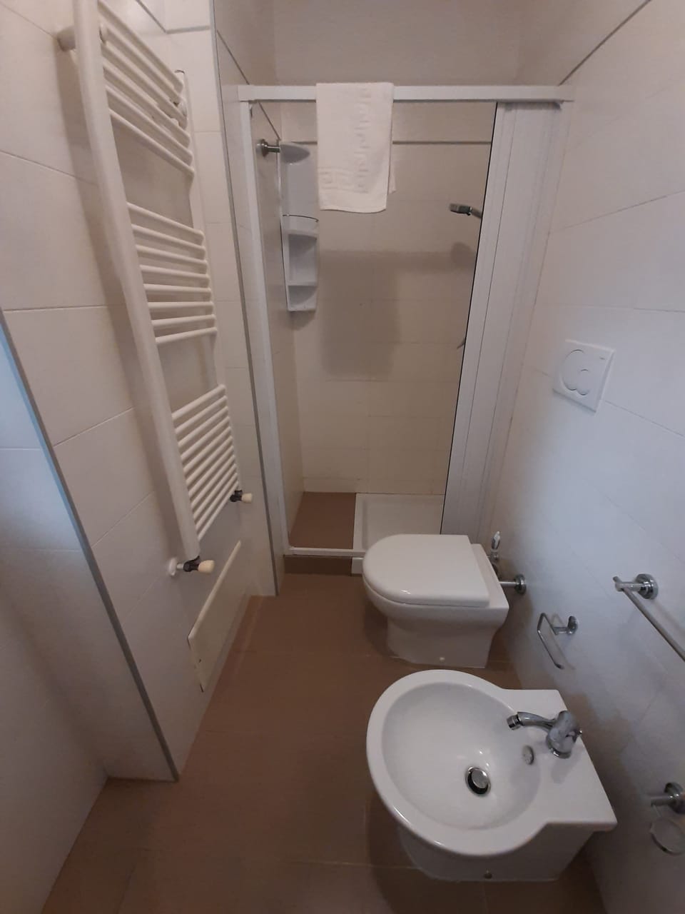 Shower, rainfall showerhead, free toiletries, hair dryer