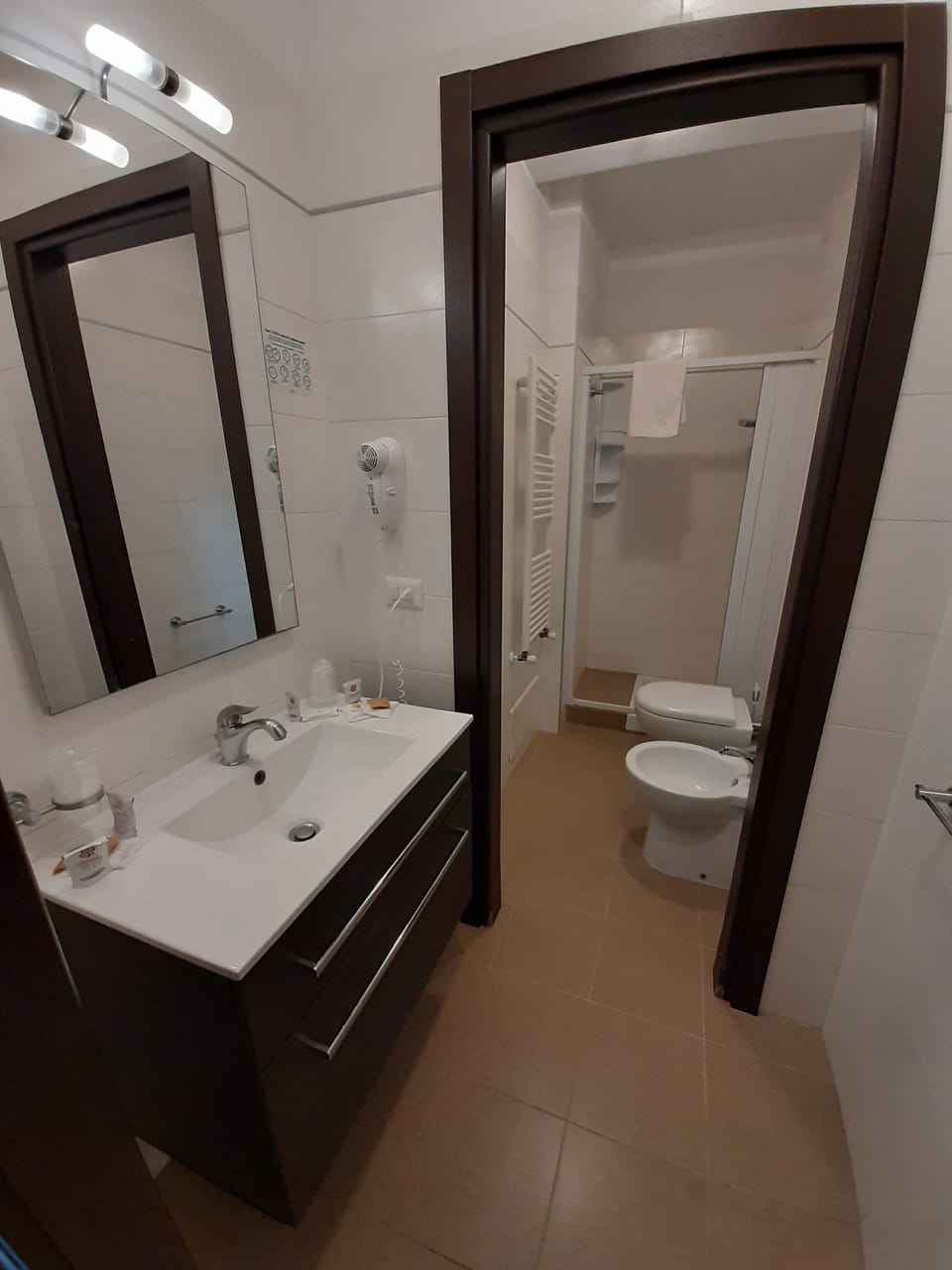 Superior Room | Bathroom | Shower, rainfall showerhead, free toiletries, hair dryer